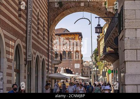 Piazza dei Signori a Verona piena di persone 3 Foto Stock