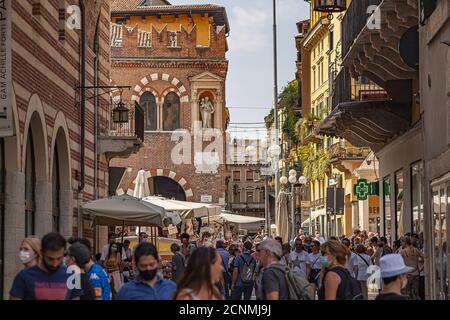 Piazza dei Signori a Verona piena di persone 2 Foto Stock