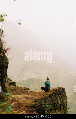 Donna turista che fa fotografia della valle del Paul con vista panoramica splendida su alte catene montuose e valle profonda. Foto Stock