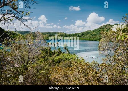 El Nido, Palawan, Filippine. Snake isola blu baia con barche tradizionali in viaggio di salto. Foto Stock