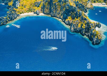 Veduta aerea del drone di un'isola tropicale e della spiaggia dell'Isola di Miniloc. El Nido, isola di Palawan, Filippine. Foto Stock