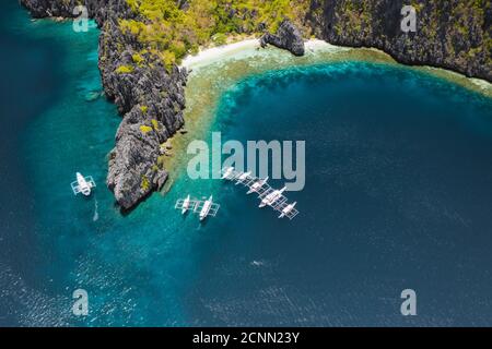 Vista aerea di un'isola tropicale Miniloc El Nido, isola di Palawan, Filippine. Foto Stock