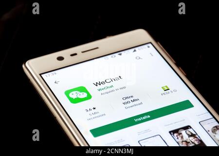 Primo piano del logo WeChat, icona dell'app visualizzata su uno smartphone, Trump ha bloccato e bloccato il download negli Stati Uniti Foto Stock