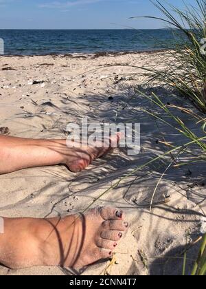 Primo piano dei piedi di una donna sulla spiaggia, Samsoe, Danimarca Foto Stock