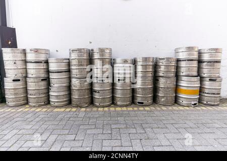 Barili, accatastati, muro di casa, Foto Stock