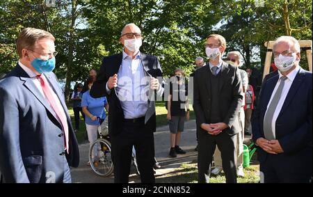 18 settembre 2020, Brandeburgo, Potsdam: Dietmar Woidke (SPD, 2° da sinistra), Ministro Presidente del Brandeburgo, parlando con Bodow Ramelow (Die Linke, sinistra), Ministro Presidente della Turingia, Marc Fielmann, Presidente del Consiglio di Amministrazione, e Reiner Haseloff (CDU, destra), Ministro Presidente della Sassonia-Anheshem, prima di piantare gli alberi di Edelitsberg durante la semina. Il progetto fa parte della campagna Einheitsbuddeln (Unity Digging) lanciata da Schleswig-Holstein lo scorso anno e proseguita dal Brandeburgo. La campagna mira a incoraggiare il maggior numero possibile di persone in tutta la Germania a partecipare Foto Stock