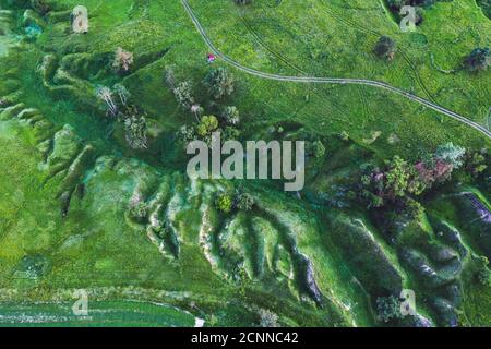 Verdi colline e burroni visti dall'alto, naturale estate sfondo stagionale dal drone Foto Stock