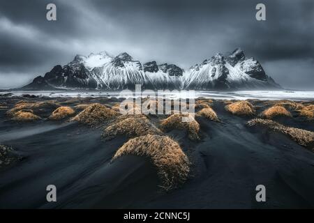 Vestrahorn e spiaggia di sabbia nera, Stokksnes, Islanda sudorientale, Islanda Foto Stock