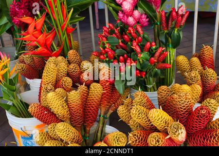 Una varietà di fiori e flora molto esotici e colorati in vendita nel mercato locale di Papeete, isola di Tahiti, Polinesia francese Foto Stock