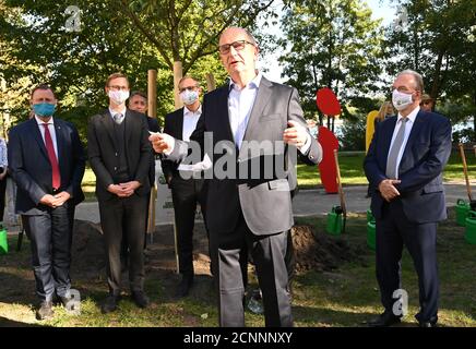 18 settembre 2020, Brandeburgo, Potsdam: Dietmar Woidke (SPD, 2 da destra), Ministro Presidente del Brandeburgo, parla prima dell'inizio del 'Unity Digging'. Sullo sfondo sono Bodow Ramelow (Die Linke, l-r), Marc Fielmann, Presidente del Consiglio, Michael Müller (SPD), Sindaco di Berlino e Reiner Haseloff (CDU), Ministro Presidente della Sassonia-Anhalt. Il progetto fa parte dell'azione Einheitsbuddeln, lanciata da Schleswig-Holstein lo scorso anno e proseguita dal Brandeburgo. La campagna mira a incoraggiare il maggior numero possibile di persone in tutta la Germania a partecipare a impro Foto Stock