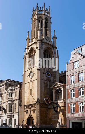 La torre neogotica di St Dunstan, risalente agli inizi del XIX secolo, si trova nella chiesa occidentale di Fleet Street, nel centro di Londra, nel Regno Unito Foto Stock