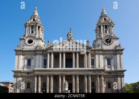 Il fronte ovest della Cattedrale di St Paul nella City of London, Regno Unito Foto Stock