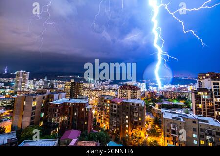 Fulmini sulla città di notte, Tbilisi, Georgia Foto Stock