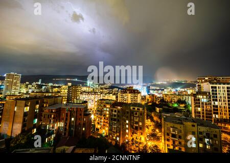 Fulmini sulla città di notte, Tbilisi, Georgia Foto Stock