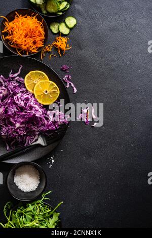 Cavolo rosso, razzo, carote e cetriolo con sale e limone Foto Stock