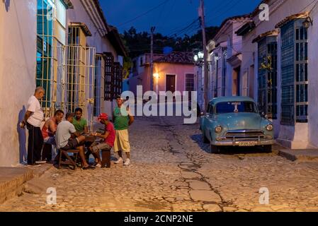 25 agosto 2019: Uomini che giocano a domino in strada. Trinidad, Cuba Foto Stock