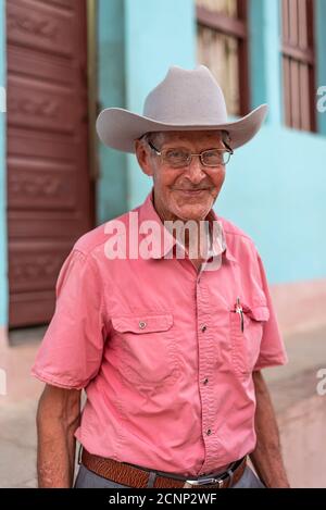 25 agosto 2019: Ritratto dell'uomo con cappello nelle strade di Trinidad. Trinidad, Cuba Foto Stock