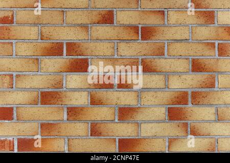 La moderna facciata in mattoni dell'edificio. Modello di muro di mattoni. Foto Stock