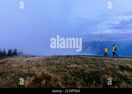 Madre e figlio camminano sulla montagna Rossbrand al tramonto, Austria Foto Stock