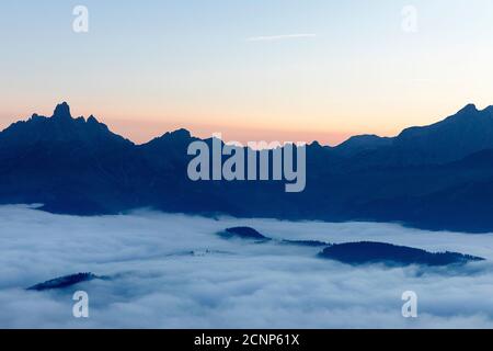 Vista sulla catena montuosa e sul monte Bishop's Hat da Rossbrand all'alba, Radstadt, Austria Foto Stock