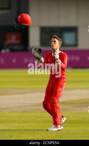 Manchester, Regno Unito. 18 settembre 2020. ; Emirates Old Trafford, Manchester, Lancashire, Inghilterra; Vitality Blast T20 Cricket, Lancashire Lightning contro Durham; George Lavelle del Lancashire riceve il suo casco da un altro fielder Credit: Action Plus Sports Images/Alamy Live News Foto Stock