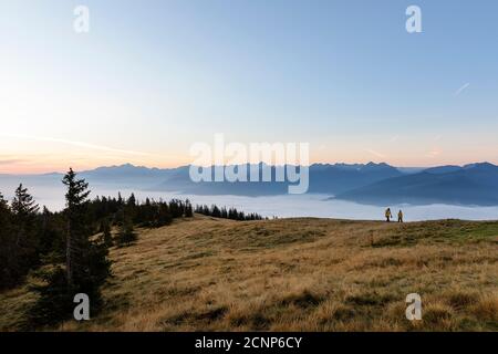 Madre e figlio camminano sulla montagna Rossbrand all'alba Foto Stock