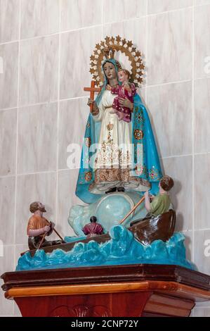 Figura simbolo della Madonna della Carità di El Cobre in una chiesa cattolica a Santa Clara, Cuba Foto Stock