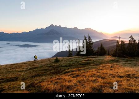 Madre e figlio in piedi sulla montagna Rossbrand guardando alba Foto Stock