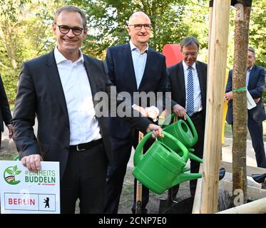 18 settembre 2020, Brandeburgo, Potsdam: Michael Müller (SPD, L.), sindaco di Berlino, e Dietmar Woidke (SPD), primo ministro del Brandeburgo, annaffiando l'albero di Berlino. Il progetto fa parte della campagna Einheitsbuddeln (Unity Digging) lanciata da Schleswig-Holstein lo scorso anno e proseguita dal Brandeburgo. La campagna mira a incoraggiare il maggior numero possibile di persone in tutta la Germania a partecipare al miglioramento della qualità della vita, a rendere verdi le città e a proteggere il clima piantando alberi. Foto: Bernd Settnik/dpa-Zentralbild/dpa Foto Stock