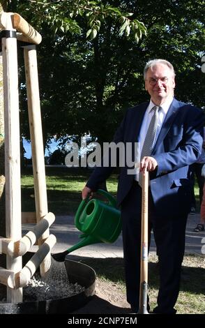 18 settembre 2020, Brandeburgo, Potsdam: Reiner Haseloff (CDU), primo ministro della Sassonia-Anhalt, annaffiora l'albero appena piantato del suo stato. Il progetto fa parte della campagna Einheitsbuddeln, avviata lo scorso anno da Schleswig-Holstein e proseguita dal Brandeburgo. La campagna mira a incoraggiare il maggior numero possibile di persone in tutta la Germania a partecipare al miglioramento della qualità della vita, a rendere verdi le città e a proteggere il clima piantando alberi. Foto: Bernd Settnik/dpa-Zentralbild/dpa Foto Stock