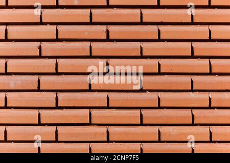 La moderna facciata in mattoni dell'edificio. Modello di muro di mattoni. Foto Stock