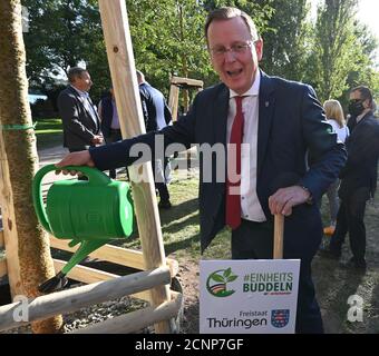 18 settembre 2020, Brandeburgo, Potsdam: Bodo Ramelow (Die Linke), Ministro Presidente della Turingia, infonderà l'albero appena piantato del suo stato. Il progetto fa parte della campagna Einheitsbuddeln, avviata lo scorso anno da Schleswig-Holstein e proseguita dal Brandeburgo. La campagna mira a incoraggiare il maggior numero possibile di persone in tutta la Germania a partecipare al miglioramento della qualità della vita, a rendere verdi le città e a proteggere il clima piantando alberi. Foto: Bernd Settnik/dpa-Zentralbild/dpa Foto Stock