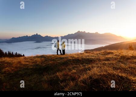 Madre e figlio in piedi sulla montagna Rossbrand guardando alba Foto Stock