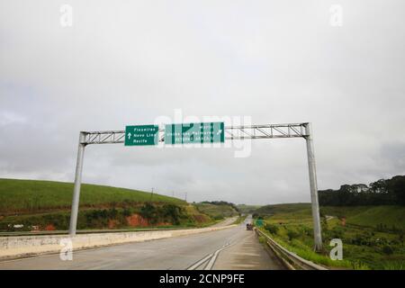 NOVO LINO, AL - 08.09.2020: ESTRADAS DO ALAGOAS EM MEIO A PANDEMIA - ALAGOAS, NORD-EST, BRASILE. Strade e comuni. Nella foto, informazioni sulla posizione, Flexeiras, Novo Lino e Recife (Vai dritto), Murici, União dos Palmares, RETORNO ARACAJU (svolta a destra), sulla BR 101, (al). (Foto: Mauro Akiin Nassor/Fotoarena) Foto Stock