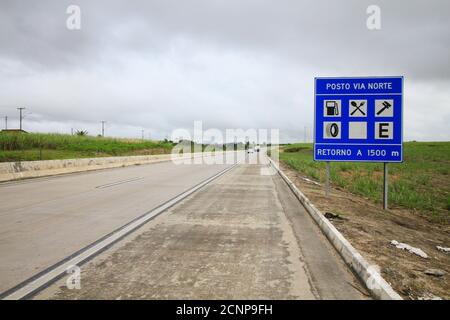 NOVO LINO, AL - 08.09.2020: ESTRADAS DO ALAGOAS EM MEIO A PANDEMIA - ALAGOAS, NORD-EST, BRASILE. Strade e comuni. Nella foto, cartello informativo per distributore di benzina, ristorante, meccanico, negozio di pneumatici, parcheggio e RITORNO 1500 m, su BR 101, (al). (Foto: Mauro Akiin Nassor/Fotoarena) Foto Stock