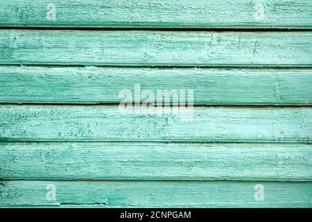 Verde vecchio verniciato spaccato struttura della porta di legno come sfondo. Primo piano Foto Stock
