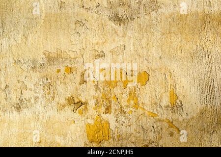 Giallo vecchio calcestruzzo sporco incrinato parete struttura o sfondo Foto Stock