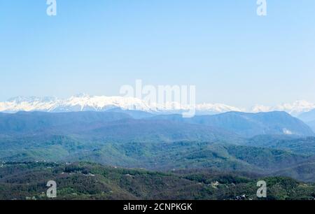 Vista dalla torre di osservazione sul monte Akhun delle montagne del Caucaso, il quartiere di Adler, la regione di Krasnodar, Sochi, Russia. Foto Stock