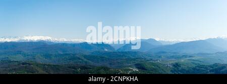 Vista dalla torre di osservazione sul monte Akhun delle montagne del Caucaso, il quartiere di Adler, la regione di Krasnodar, Sochi, Russia. Foto Stock