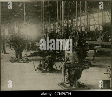 . Ingegnere meccanico ferroviario . sulle strade easternroads è stato rilasciato il Decemljer 5 da .. T. Hardin, regionaldirector della regione di EA.^tern e letto in parte come segue:allo scopo di conservare carburante e di proteggere e pro-vide trasporto sufficiente, un ordine è stato dato fora riduzione in treno ser-ICE, a partire dalle 12:01, Decem-ber 10, su tutte le ferrovie nella regione orientale. Ciò non è necessario solo per risparmiare carburante. Ijut anche per permettere la più libera facilità per il movimento rapido di combustibile in cui ci può essere scarsità acute. La riduzione in serice sarà generale su tutte le strade wil Foto Stock