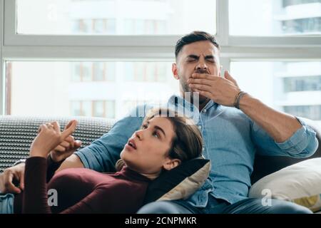 Uomo che urla durante la noiosa conversazione con il Partner Foto Stock
