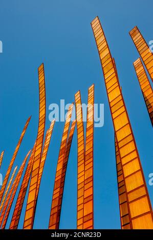 La scultura Grass Blades dell'artista John Fleming adiacente al Museo della Cultura Pop al Seattle Center di Seattle, Washington state, USA. Foto Stock
