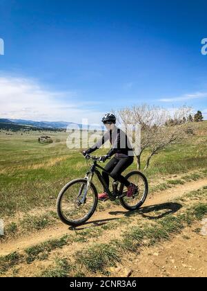 Popolare pista ciclabile presso il sentiero Flatirons Vista South vicino a Boulder, Colorado. La bicicletta è uno sport sano che porta le persone ad attività all'aperto. Foto Stock