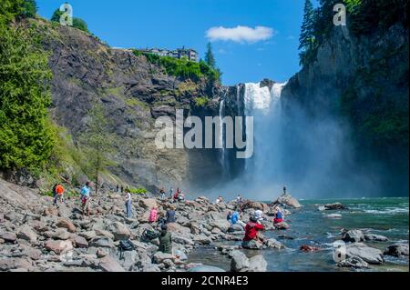 Persone sotto il Salish Lodge e Snoqualmie Falls presso il fiume Snoqualmie nello Stato di Washington, Stati Uniti. Foto Stock