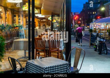 Posti a sedere vuoti al coperto in un ristorante nel quartiere Chelsea di New York giovedì 10 settembre 2020. NYS Gov. Andrew Cuomo ha annunciato che i ristoranti potranno iniziare la cena al coperto il 30 settembre con il 25% di capacità e altre restrizioni. (© Richard B. Levine) Foto Stock