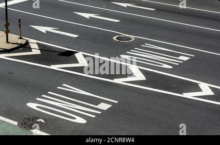 Indicazioni termoplastiche per la corsia e la passerella sul marciapiede nel quartiere di New York a Chelsea sabato 5 settembre 2020. (© Richard B. Levine) Foto Stock