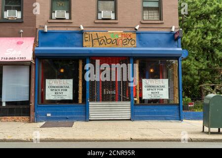 Ristorante chiuso sulla Fifth Avenue nel quartiere Park Slope di Brooklyn a New York sabato 12 settembre 2020. (© Richard B. Levine) Foto Stock