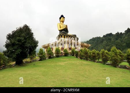 Buddha Parco di Ravangla. Bella statua enorme di Buddha Signore, a Ravangla, Sikkim, India. Statua del Buddha di Gautam nel Parco del Buddha di Ravangla, Sikkim Foto Stock