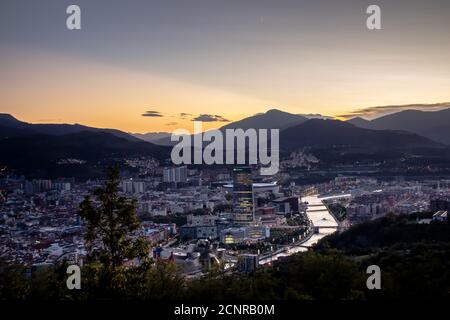 Vista di Bilbao al tramonto. Foto Stock