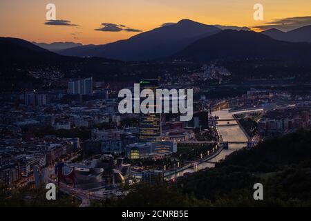 Vista di Bilbao al tramonto. Foto Stock